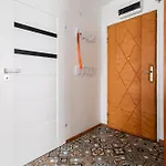 Comfortable Victus Close To The By Renters Apartment